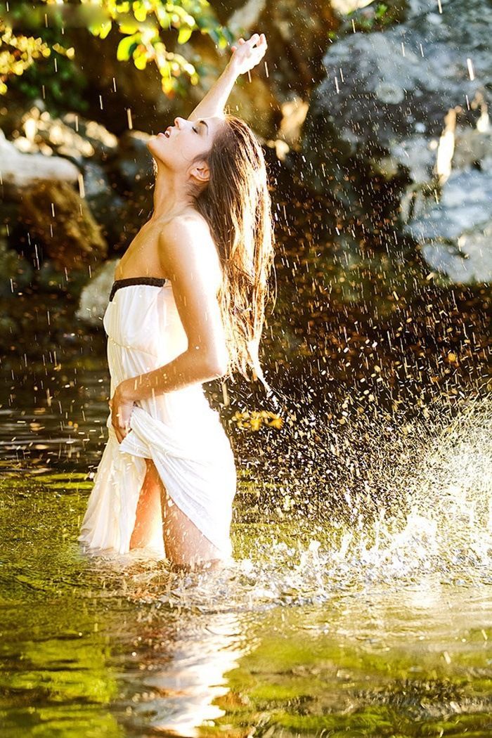 Marie Avgeropoulos in Halapa-Enriquez