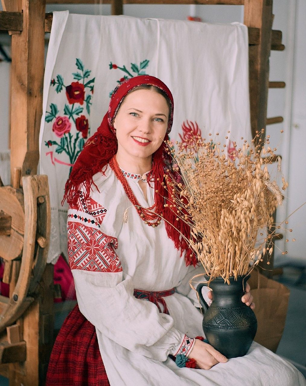Women in Slavic costumes in Halapa-Enriquez